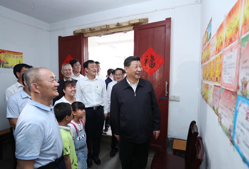 5月20日至22日,中共中央总书记、国家主席、中央军委主席习近平在江西考察,主持召开推动中部地区崛起工作座谈会并发表重要讲话。这是习近平来到红军烈士后代、退伍军人孙观发家看望慰问。